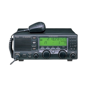 Radio Móvil  HF, 150 W PEP inferior a 24MHz, 60 W PEP superior a 24MHz, gran pantalla de matriz de puntos de fácil acceso.