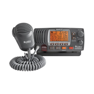 Radio móvil marino VHF clase D con antena interna de GPS, función de megafonía y grabador automático de 20 segundos de audio recibido. cuenta con los canales Internacionales, de Canadá y Estados Unidos
