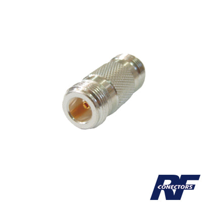 Adaptador Barril en Linea para 50 Ohm, de Conector N Hembra a N Hembra, Plata/ Oro/ Teflón.