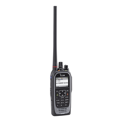 Radio digital NXDN con pantalla a color en la banda de VHF, rango de frecuencia 136-174MHz, 1024 canales, teclado DTMF, sumergible IP67, encriptación DES, GPS, bluethooth, grabador de voz.  Batería, cargador, antena y clip incluidos.