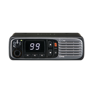 Radio móvil digital con pantalla numérica, en rango de 440-512MHz, de 99 canales seleccionables, GPS, y bluethooth. Incluye micrófono, cable de corriente y bracket.