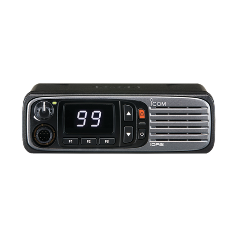 Radio móvil digital con pantalla numérica, en rango de 440-512MHz, de 99 canales seleccionables, GPS, y bluethooth. Incluye micrófono, cable de corriente y bracket.